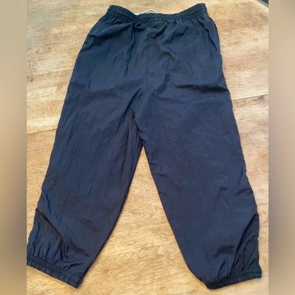 Vintage Nike Youth Size 5/6 Unisex Black Nylon Joggers With Ankle Zippers‎